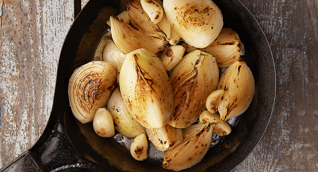 Cast iron pan with grilled onion and garlic